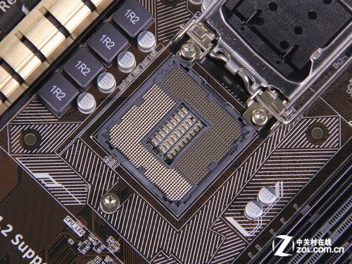 a配备lga1150处理器底座,可以支持haswell及haswell refresh全系列cpu